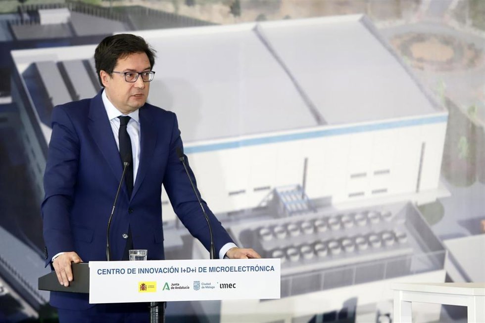 Archivo - El ministro para la Transformación Digital y de la Función Pública, Óscar López, en la firma de un convenio entre la Junta y la Sociedad Española para la Transformación Tecnológica (SETT EPE) para el desarrollo del IMEC en Málaga en una imagen