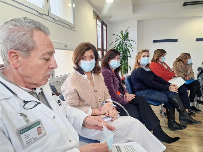 La delegada territorial de la Consejería de Sanidad, María Jesús Botella (segunda por la izda.), en el encuentro en Palma del Río.