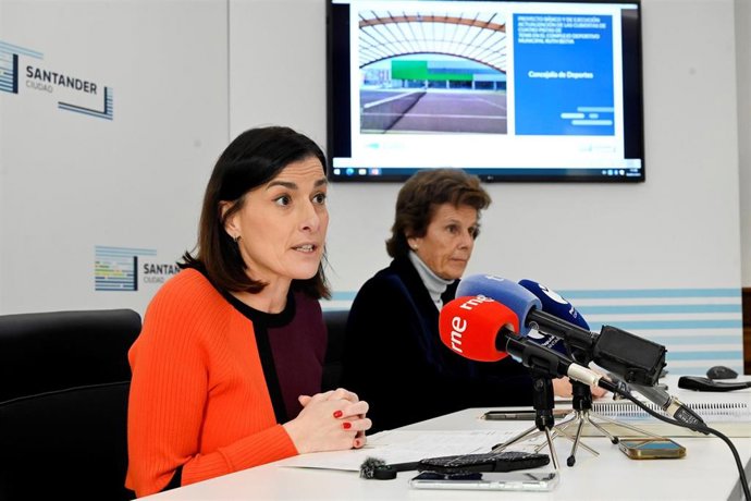 La alcaldesa presenta la renovación de las cuatro pistas de tenis del Complejo Ruth Beitia