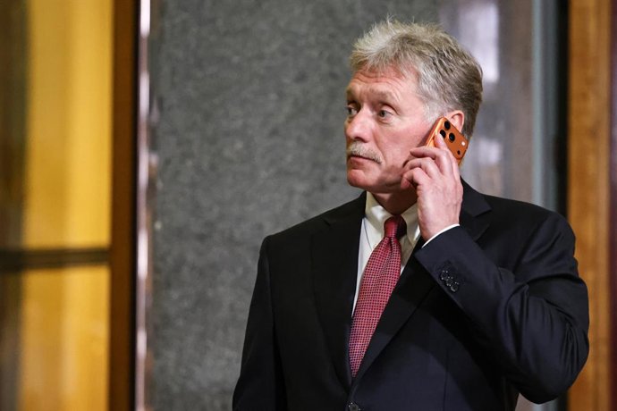 RÚSSIA, SÃO PETERSBURGO - 22 DE DEZEMBRO DE 2025: O porta-voz presidencial russo, Dmitry Peskov, é visto no Museu Hermitage.