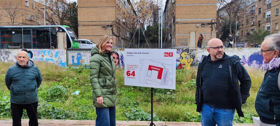 La candidata socialista a la Presidencia en las elecciones del 8F, Pilar Alegría, este viernes en el barrio de Torrero, donde ha explicado el poryecto para construcir 64 viviendas públicas de alquiler asequible.