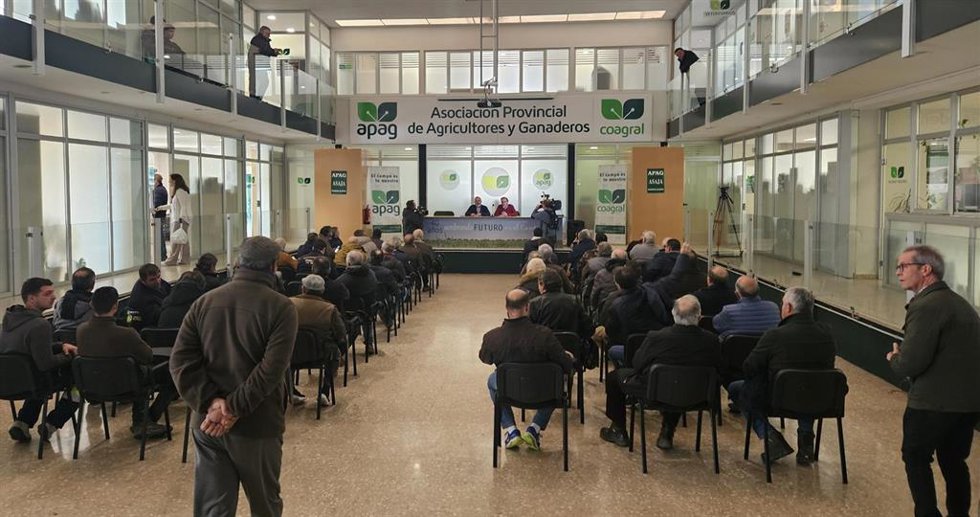 Asamblea de APAG en la lonja de la organización.