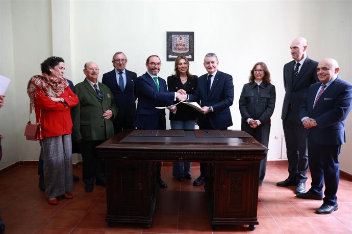 El consejero de Sanidad, Presidencia y Emergencias, Antonio Sanz, firma acuerdo sobre el Casino de Ronda, con el presidente del Círculo de Artistas de Ronda, Daniel Harillo, y junto a la alcaldesa, María de la Paz Fernández.