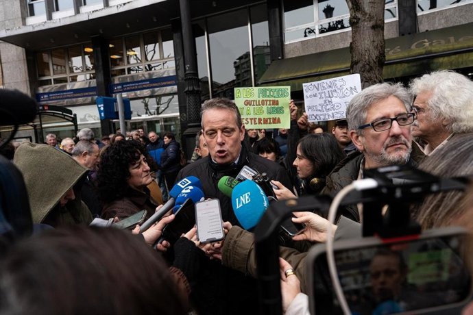 El consejero de Medio Rural, Marcelino Marcos Líndez, atendiendo a los medios de comunicación