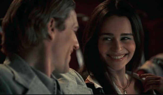 Emilia Clarke se rompió una costilla grabando escenas de sexo en Ponies