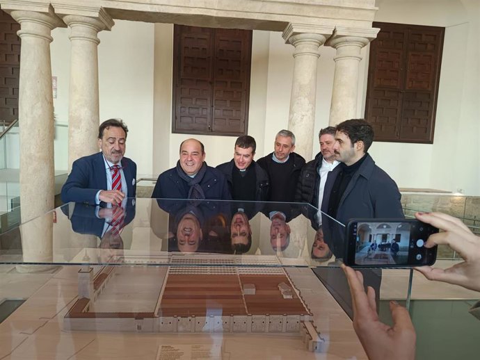 El portavoz del Cabildo Catedral (2º izda.), junto a responsables del proyecto del Centro de Información y Recepción de Visitantes de la Mezquita-Catedral de Córdoba, ante una maqueta de la antigua mezquita.