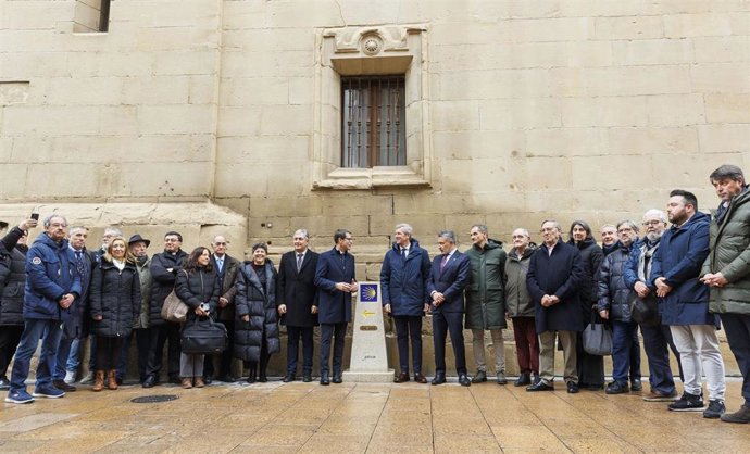 Inauguración del nuevo hito kilométrico del Camino de Santiago en la capital riojana, con el presidente de la Xunta, Alfonso Rueda, el presidente del Gobierno de La Rioja, Gonzalo Capellán, y el alcalde de Logroño, Conrado Escobar
