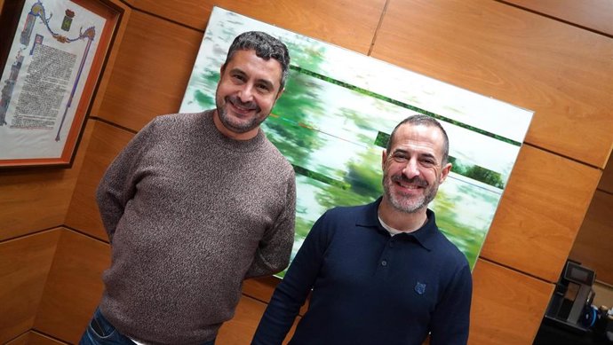 El Alcalde De Siero, Ángel García, Y El Concejal De Ordenación Y Gestión Urbanística, Vivienda Y Empleo, Javier Rodríguez Morán, Durante La Rueda De Prensa De Este Viernes.