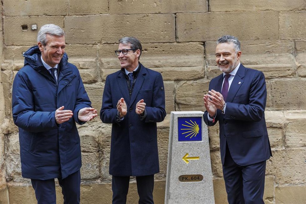 El presidente del Gobierno de La Rioja, Gonzalo Capellán, junto al presidente de la Xunta de Galicia, Alfonso Rueda, y el alcalde de Logroño, Conrado Escobar, participa en la inauguración del nuevo hito kilométrico del Camino de Santiago, a 16 de enero 