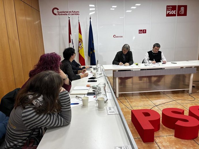 Carlos Martínez y Jesús Puente presiden la reunión con las plataformas por la sanidad pública.