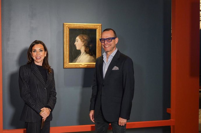 La presidenta de las Cortes de Aragón, Marta Fernández, y el director general de Cultura, Pedro Olloqui, posan junto a la nueva obra invitada en la exposición 'Goya, del Museo al Palacio', un retrato de María Teresa de Vallabriga.