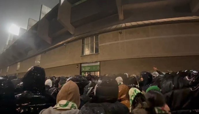 Aficionados del Rcaing esperando en las puertas del campo para entrar.