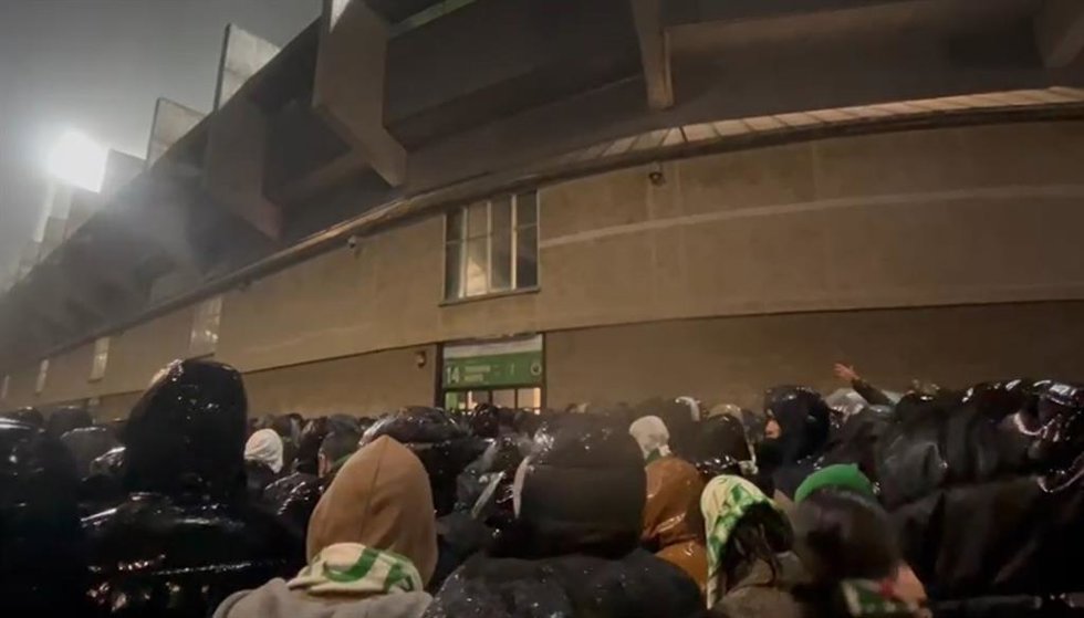 Aficionados del Rcaing esperando en las puertas del campo para entrar.