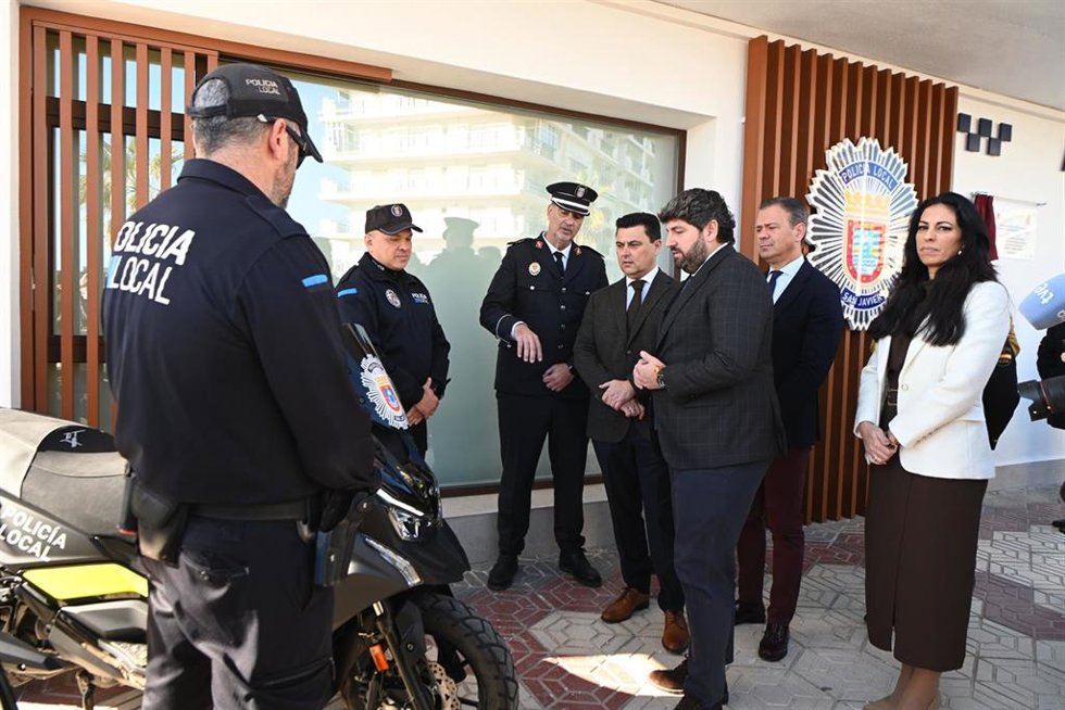 El presidente de la Comunidad, Fernando López Miras, junto al alcalde de San Javier, José Miguel Luego, en la nueva comisaría de Policía Local de la Manga del Mar Menor