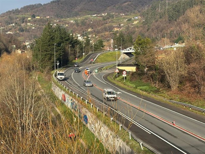Imagen del tráfico cortado este viernes en el Corredor del Nalón, a la altura de El Entrego, tras el accidente.