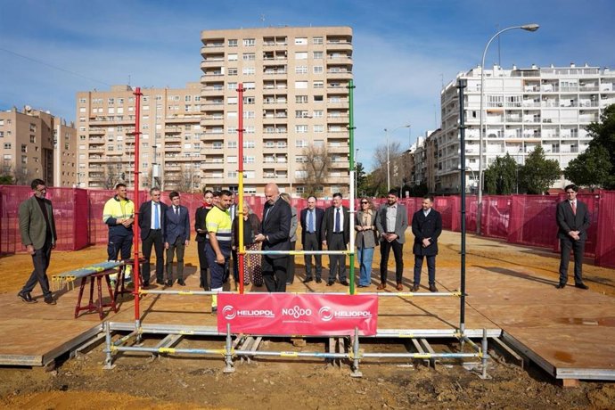 El delegado de Fiestas Mayores coloca el primer tubo de la portada de la Feria de Abril de este año, en presencia de otros concejales de la Corporación Municipal.