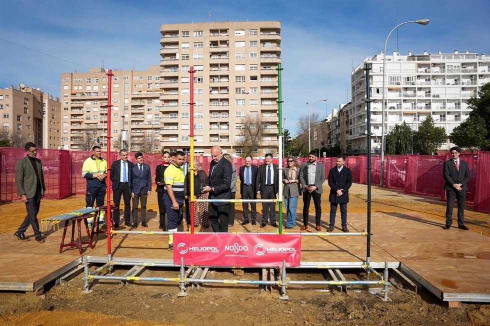 El delegado de Fiestas Mayores coloca el primer tubo de la portada de la Feria de Abril de este año, en presencia de otros concejales de la Corporación Municipal.