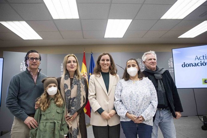 La ministra de Sanidad, Mónica García, junto a pacientes trasplantadas y sus familiares.