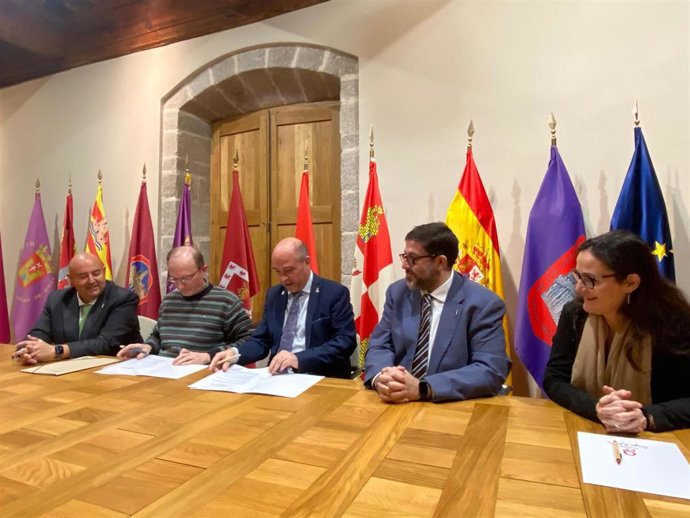 El alcalde de Ávila, Jesús Manuel Sánchez Cabrera, y el director del CITeS, Jerzy Nawojowski, en la firma del convenio de colaboración para la creación de la Cátedra Huellas de Teresa.