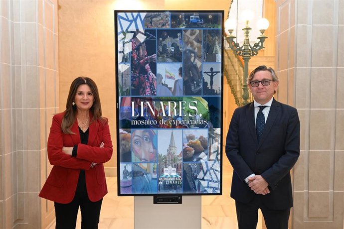 La alcaldesa de Linares, Auxi del Olmo, y el concejal de Turismo, Enrique Mendoza, junto a un cartel sobre la oferta turística de la ciudad.