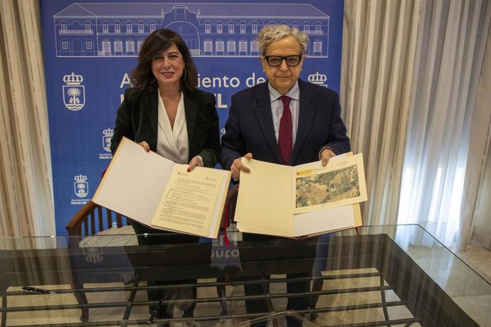 El presidente de la Diputación de Córdoba, Salvador Fuentes, y la alcaldesa de Palma del Río, Matilde Esteo, en la firma de la cesión del camino de La Mallena.