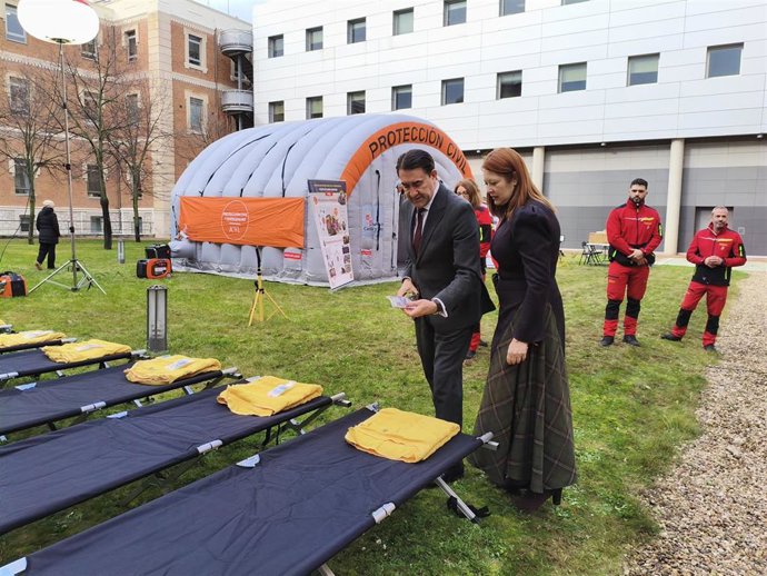 El consejero de Medio Ambiente, Vivienda y Ordenación del Territorio, Juan Carlos Suárez-Quiñones, recorre los recursos desplegados por la unidad de apoyo logístico de la Junta.