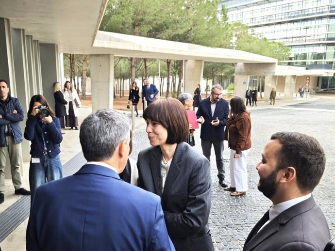 La secretaria general del PSPV-PSOE y ministra de Ciencia, Innovación y Universidades, Diana Morant (c), este viernes en Alicante