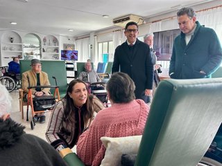 La consejera de Inclusión Social, Juventud, Familias e Igualdad, Loles López, en su visita a la residencia para personas mayores Lerdo Tejada de Ayamonte (Huelva).