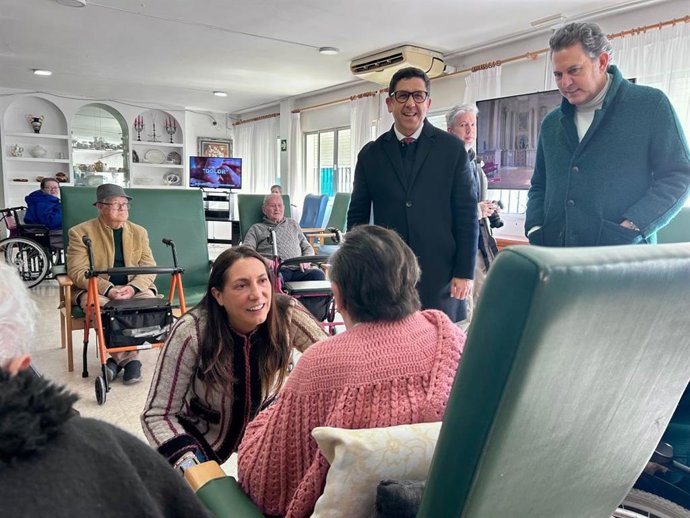 La consejera de Inclusión Social, Juventud, Familias e Igualdad, Loles López, en su visita a la residencia para personas mayores Lerdo Tejada de Ayamonte (Huelva).