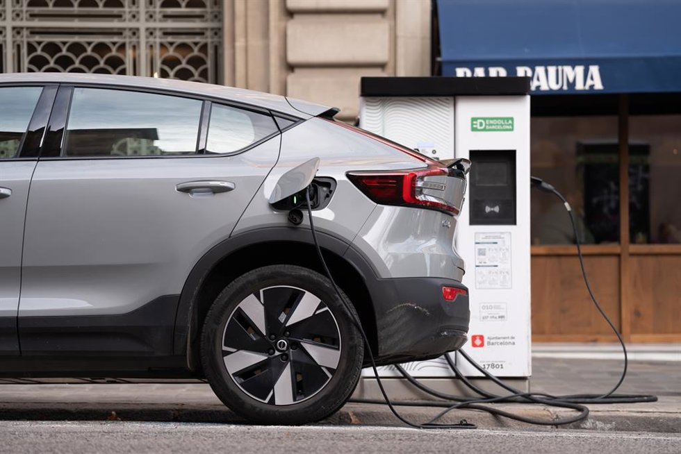 Archivo - Un coche cargándose en un punto de carga público para coches eléctricos, a 14 de febrero de 2025, en Barcelona, Cataluña (España).