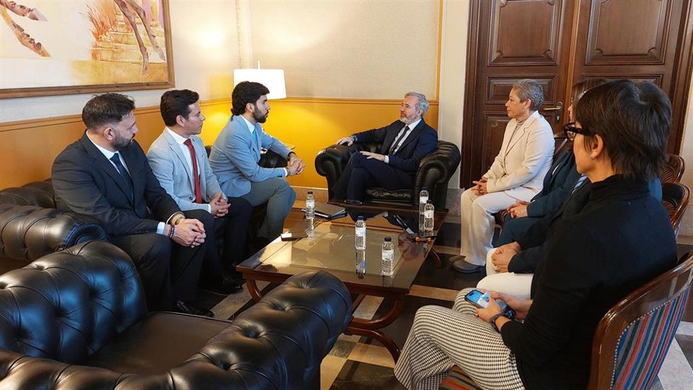 El presidente del Gobierno de Aragón, Jorge Azcón, recibe en su despacho a representantes de Vente Venezuela, el movimiento político liderado por María Corina Machado.