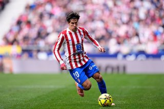 Archivo - Giuliano Simeone of Atletico de Madrid runs with the ball during the Spanish League, LaLiga EA Sports, football match played between Atletico de Madrid and Valencia CF at Riyadh Air Metropolitano Stadium on December 13, 2025, in Madrid, Spain.