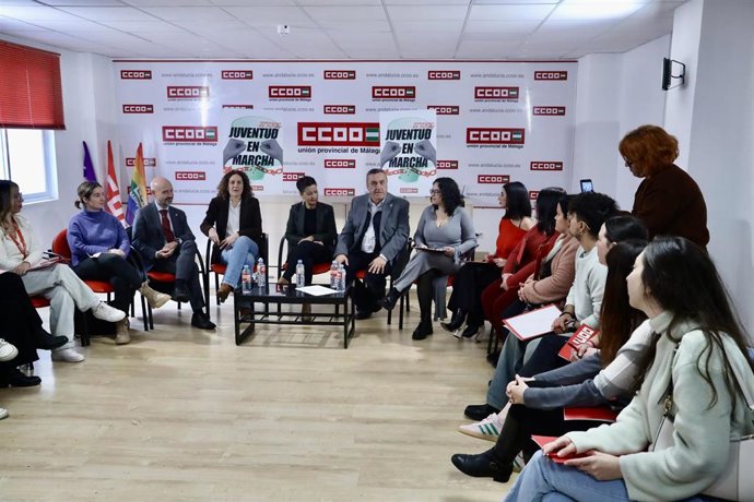 La ministra de Juventud e Infancia, Sira Rego (c), junto a la secretaria general de CCOO Andalucía, Nuria López (i), y el secretario general de CCOO en Málaga, Fernando Cubillo (d),  en un acto. 