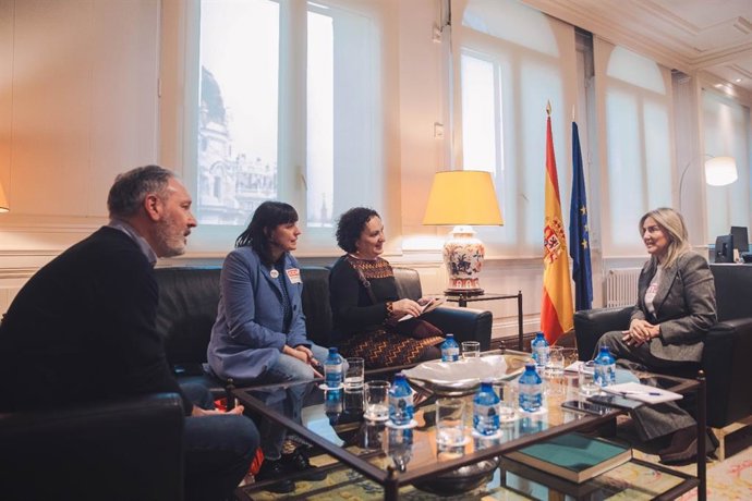 Reunión de la ministra de Educación, Formación Profesional y Deportes, Milagros Tolón, con representantes de Comisiones Obreras