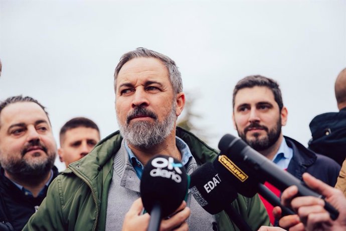 El presidente de VOX, Santiago Abascal, junto a los candidatos electorales por Huesca, David Arranz, y Teruel, Alejandro Nolasco, a las elecciones autonómicas del 8 de febrero en Aragón.