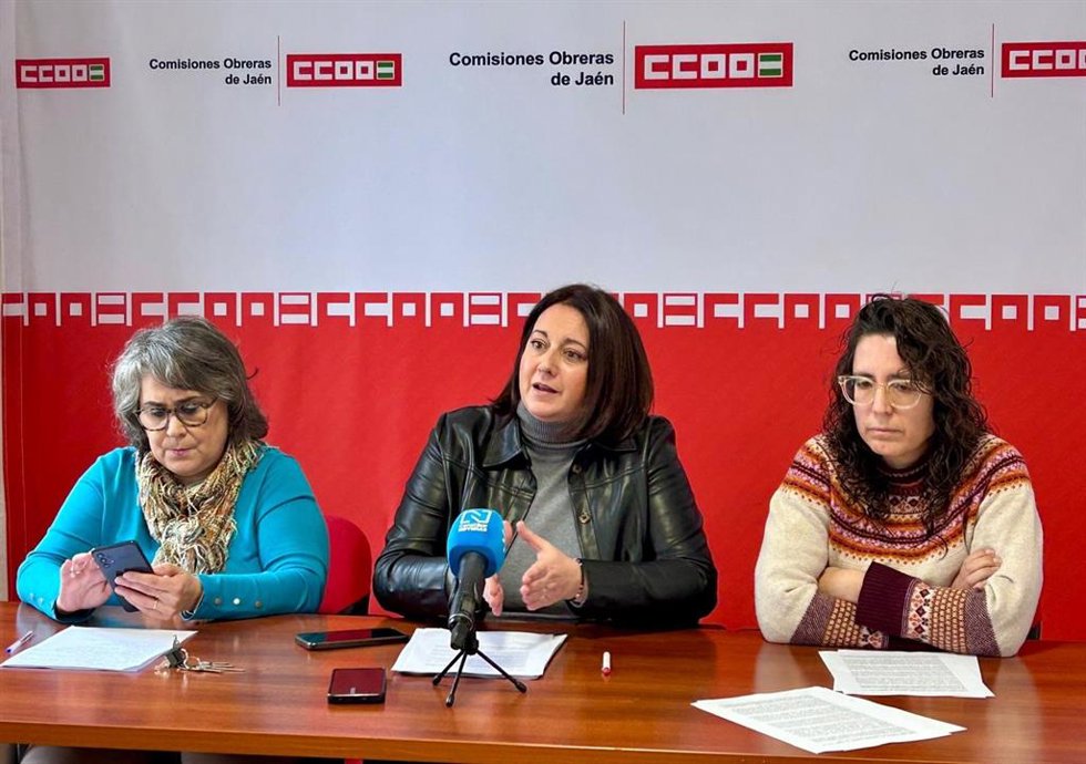 La secretaria general de CCOO en Jaén, Sivia de la Torre (c), junto a otras responsables del sindicato, en la comparecencia sobre plantas de biogás.