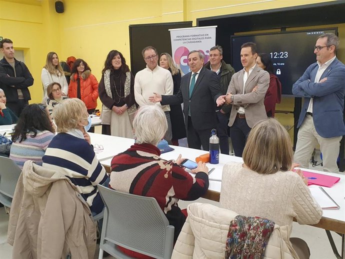 El consejero de Transformación Digital, Sanz Merino (centro), durante su visita a un curso de formación en Palazuelos