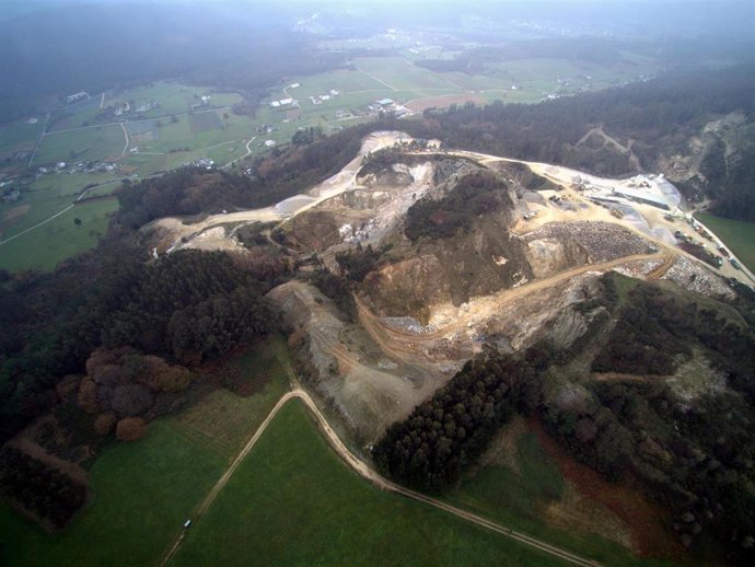 Archivo - Imagen aérea de la zona ocupada por la cantera 'Trinidad'.