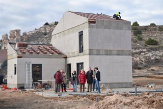 La delegada territorial, Yolanda de Gregorio, visita las siete viviendas unifamilaires que la Junta impulsa en Langa de Duero (Soria)