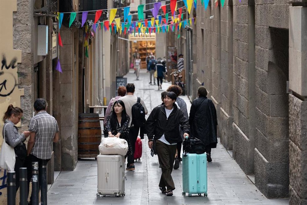 Archivo - Varios turistas con maletas en el centro de Barcelona, a 17 de septiembre de 2024, en Barcelona, Catalunya (España). 