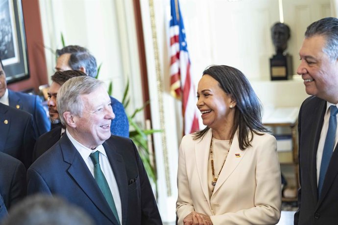 15 de janeiro de 2026, Washington, Distrito de Columbia, EUA: O senador norte-americano Dick Durbin (democrata de Illinois), à esquerda, e o senador norte-americano Alex Padilla (democrata da Califórnia), à direita, com a líder da oposição venezuelana Mar