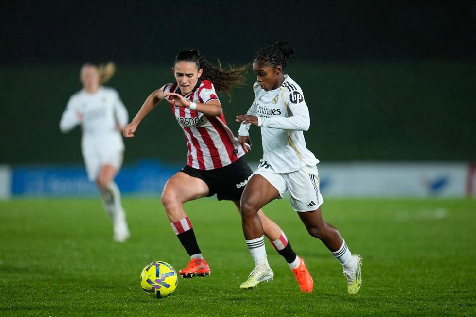 Linda Caicedo conduce una pelota en el Real Madrid-Athletic Club de la Liga F Moeve 25-26