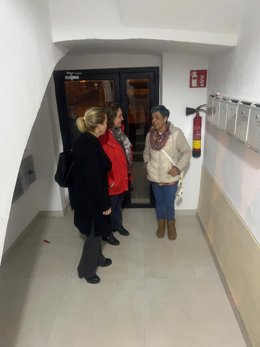 Las delegadas del Ayuntamiento de Jerez de la Frontera (Cádiz) de Inclusión Social, Yéssika Quintero, y de Urbanismo y Vivienda, Belén de la Cuadra, visitan una vivienda de La Asunción afectada tras caerse parte de un techo.