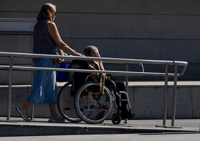 Archivo - Una persona en silla de ruedas, a 16 de julio de 2025, en Madrid (España). El Consejo de Ministros remitió a las Cortes ayer, 15 de julio, la reforma conjunta de las leyes relativas a los derechos de las personas con discapacidad y a la autonomí