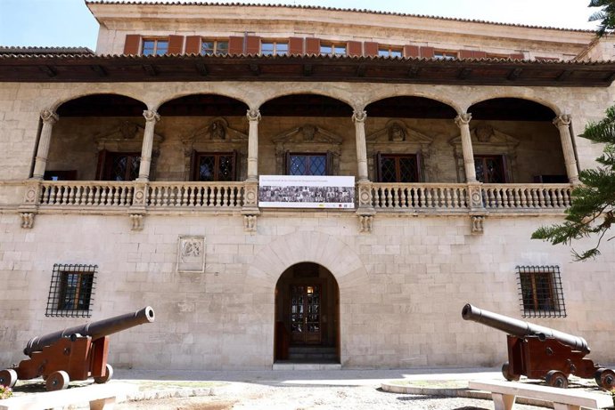Archivo - Pancarta colocada en el balcón de Consolat de Mar por el Día Internacional de las Víctimas de Desapariciones Forzadas.