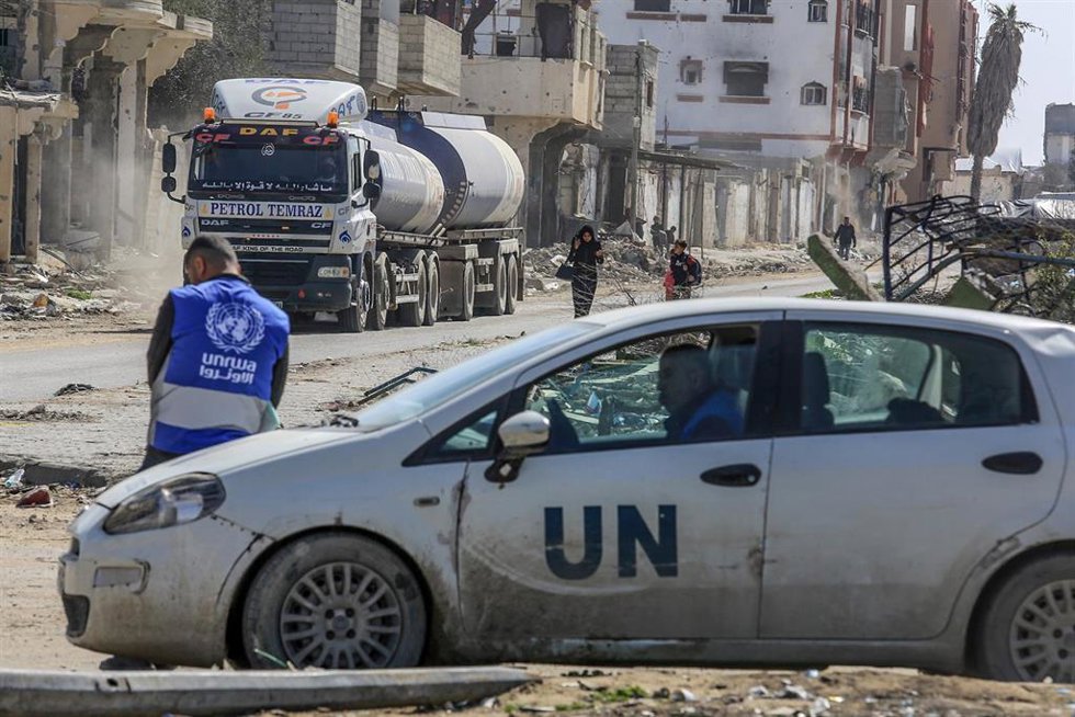 Archivo - Imagen de archivo de un trabajador de la UNRWA apoyado en un vehículo en la Franja de Gaza.