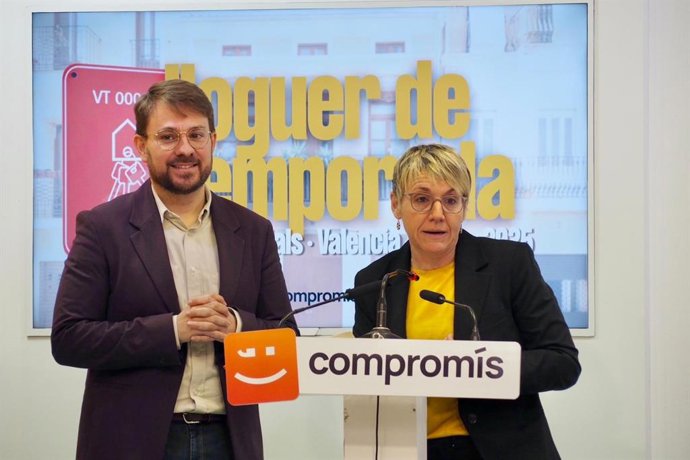 El diputat de Compromís en el Congrés Alberto Ibáñez i la portaveu de Compromís a l'Ajuntament de València, Papi Robles, oferixen una roda de premsa este divendres