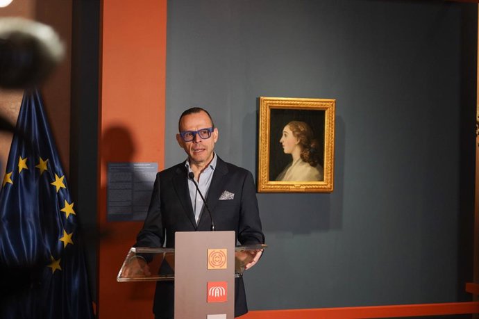 El director general de Cultura del Gobierno de Aragón, Pedro Olloqui, en el Salón del Trono del Palacio de la Aljafería.