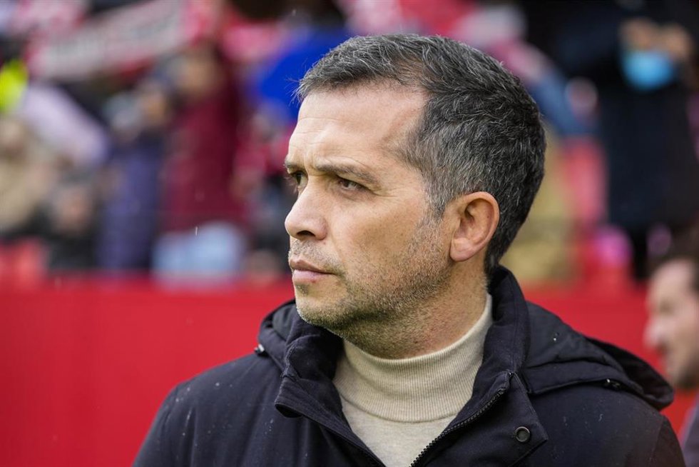 El entrenador del Levante, Luís Castro, durante un partido de LaLiga EA Sports.