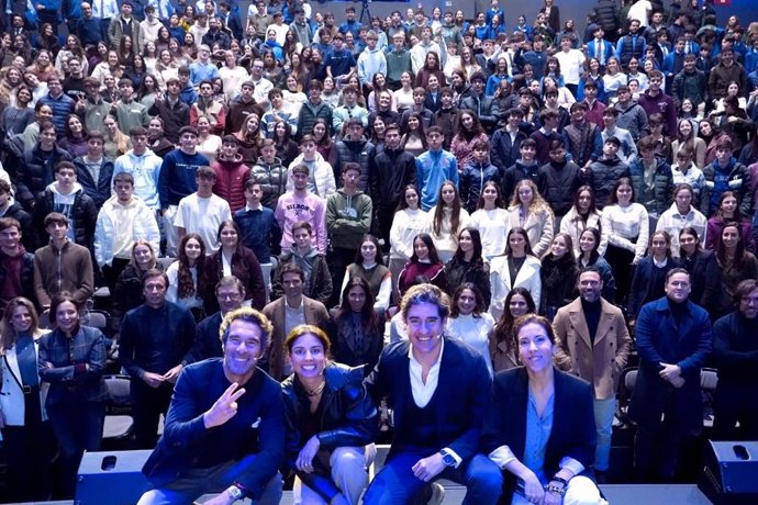 Scalpers y Silbon inspiran a más de 500 escolares en la IX edición de 'I'm Growlaber' en Sevilla.